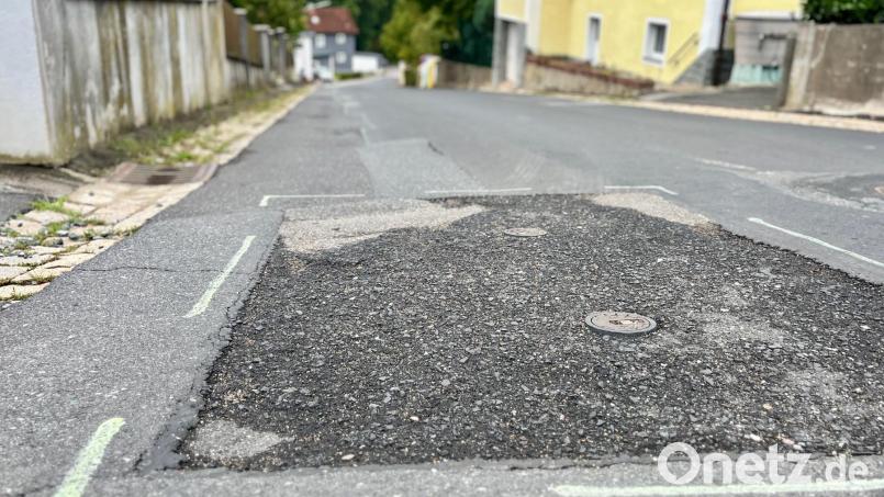 In Luhe verläuft die Kreisstraße NEW 17 auf der Glaubenwieser Straße. Diese sollte seit Jahren dringend saniert werden. Nun ist es bald soweit. Bild: Gabi Schönberger