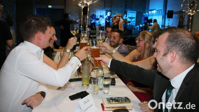 Trotz des eher geringen Zuspruchs zum Pressather Herbstball, herrschte an den Tischen teilweise ausgelassene Stimmung. Bild: sne