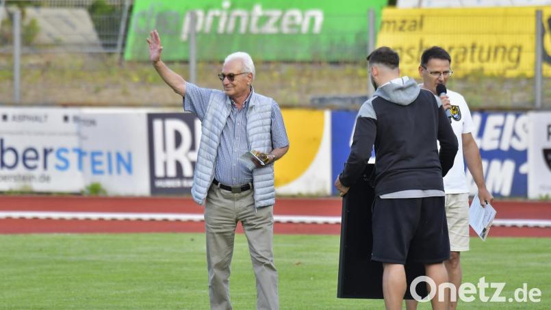 Nach fast 30 Jahren als Stadionsprecher des FC Amberg wurde Alfred Seppi als Stadionsprecher verabschiedet. Archivbild: Hubert Ziegler