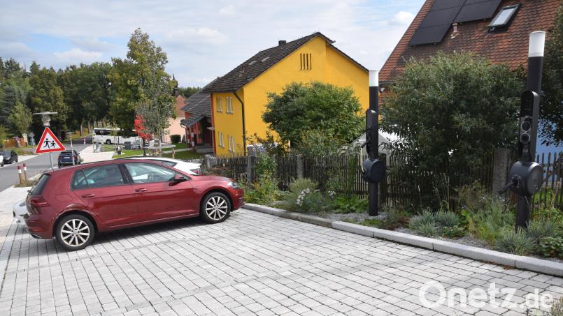 Die beiden E-Ladesäulen in Leuchtenberg sollten eigentlich genug des Hinweises sein, dass man da nicht dauerparken kann. Aber scheinbar geht es ohne Verbotsschilder nicht. Bild: fz