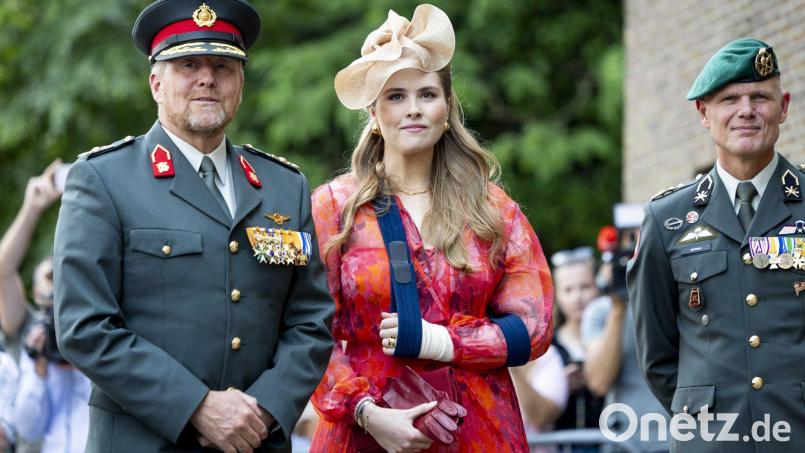 König Willem-Alexander der Niederlande und seine Tochter Prinzessin Amalia treffen auf dem Paradeplatz der Prinz-Bernhard-Kaserne in Amersfoort ein. Bild: Remko De Waal/ANP/dpa