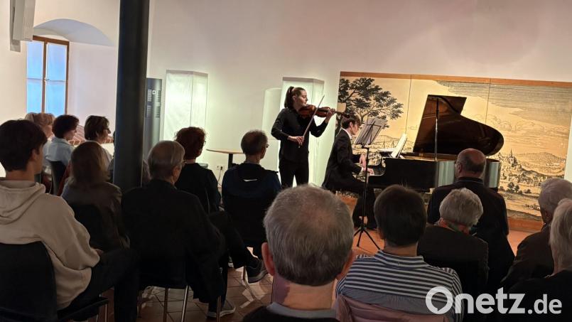 Carolina Brem und Josef Huber spielten im Nabburger Zehentstadel Werke von Brahms, Mozart und Beethoven. Bild: Marko Pammer