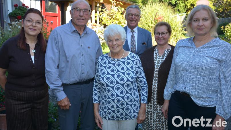 Christl Legat (Mitte) feierte am Montag ihren 80. Geburtstag. Dazu gratulierten neben ihrem Ehemann Herbert (Zweiter von links) und den Töchtern Barbara (links) und Sabine (rechts) auch Bürgermeister Franz Stahl und seine Frau Cornelia. Bild: jr