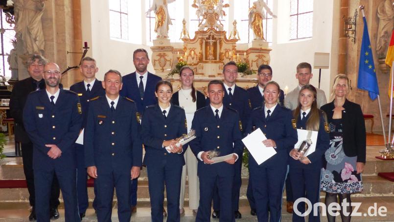 Die zehn besten Polizeihochschüler des Jahrgang 2022/25 mit den Polizeiführungskräften
von links hinten Stefan Loos, links vorne Michael Holzner, Landespolizeipräsident Michael Schwald und die Lehrgangsbeste Luise Fella aus der Oberpfalz. Rechts vorne: Burgherrin und Leiterin des Studienorts Kastl Marion Irlbacher. Bild: jp