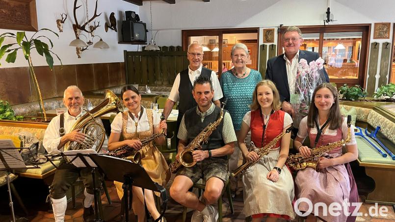 Hans und Irmengard Wolf freuten sich mit Bürgermeister Hans-Martin Schertl (hinten von links) über die musikalischen Einlagen, die Wolfs ehemalige Schüler den Gästen boten. Bild: Stefanie Gradl