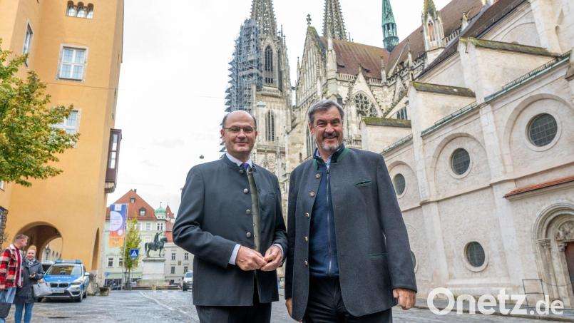 Bayerns Kabinett um Ministerpräsident Markus Söder (rechts) und Finanzminister Albert Füracker (beide CSU) machte Station in der Oberpfalz - in Regensburg. Bild: Armin Weigel/dpa