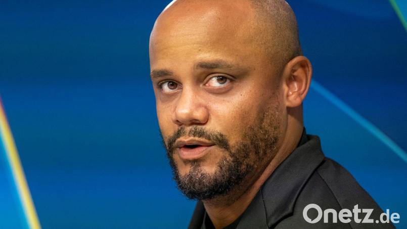 Vincent Kompany bei der Pressekonferenz in Zypern. Bild: Peter Kneffel/dpa