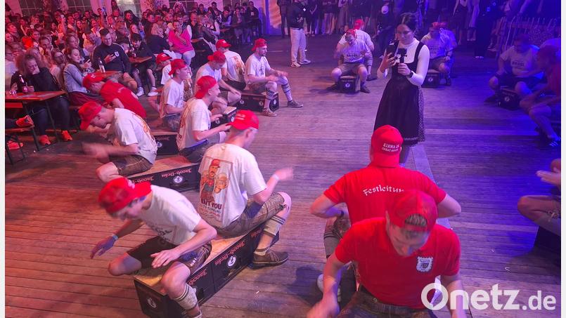 Die Kirwaburschen eröffnen den letzten Abend mit einer Bierkisten-Einlage. Bild: jua