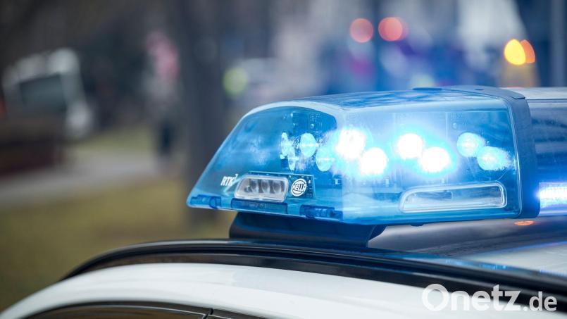 Erst durch ein hohes Polizeiaufgebot kam der Mann aus der Toilettenkabine. (Symbolbild) Bild: Daniel Vogl/dpa