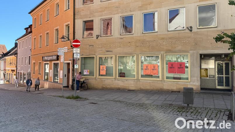Seit vielen Jahren ist die Commerzbank-Filiale in der Sulzbacher Altstadt geschlossen. Wenn nun nebendran auch noch die Metzgerei Bär zusperrt (gelbes Haus), dann reihen sich direkt am Rathaus schon zwei Leerstände aneinander – klaffende Wunden mitten im Zentrum. Bild: Petra Hartl