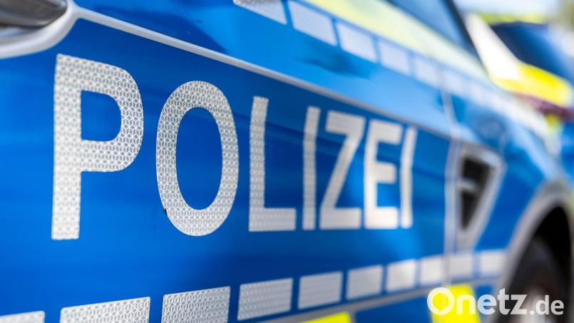 Ein Autofahrer ist auf dem Heimweg von der Nachtschicht eingeschlafen und hat einen Unfall verursacht. Symbolbild: David Inderlied/dpa