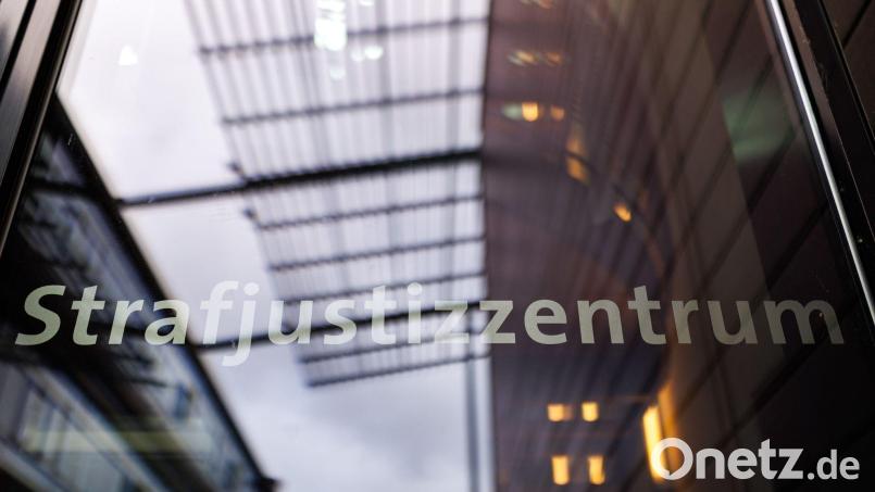 Der Angeklagte soll seine Mutter mit Händen und Füßen traktiert haben. (Archivbild) Bild: Daniel Karmann/dpa