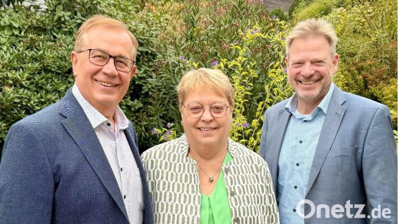 Alwin Märkl (rechts) gratulierte Johann und Hannelore Graf. Bild: Alwin Märkl