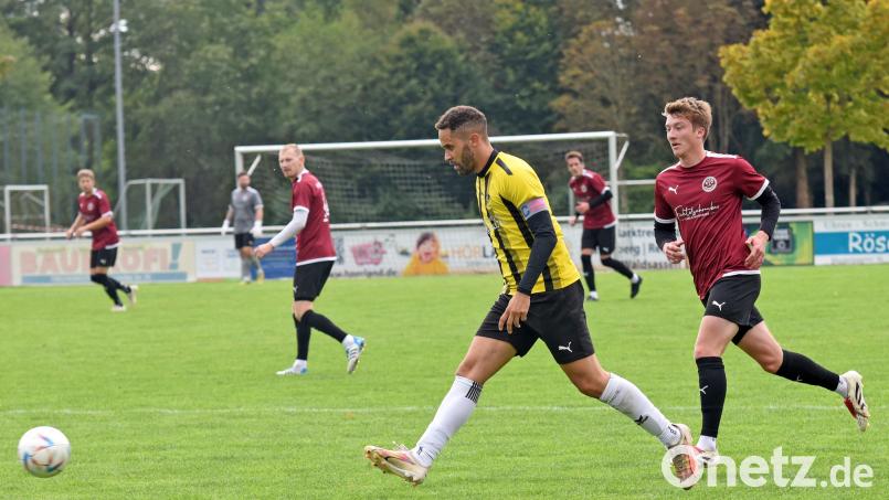 Der Tabellenzweite FC Tirschenreuth gastiert am Sonntag bei der SpVgg Weißenstadt. Das Bild zeigt den zweifachen Torschützen Anthony Hofweller (links) beim 5:0-Sieg des FC gegen den VfB Arzberg. Bild: Gebert
