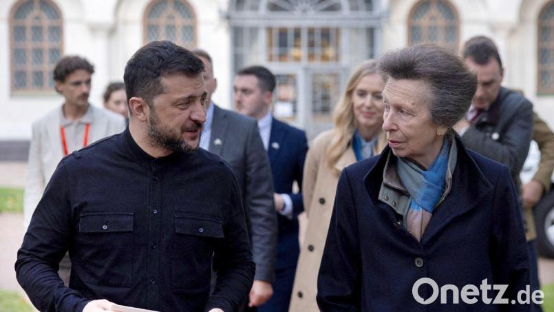 Prinzessin Anne überreichte dem ukrainischen Präsidenten Wolodymyr Selenskyj einen Brief mit Emblem des Königshauses. Bild: Thomas Peter/PA Wire/dpa