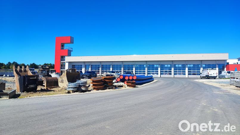 Noch dient dieser Weg auch als Zufahrt zum neuen Feuerwehrgerätehaus. Nach Abschluss der Arbeiten an den Außenanlagen wird er aber ausschließlich als Ausfahrt für die Einsatzfahrzeuge genutzt. Bild: luk