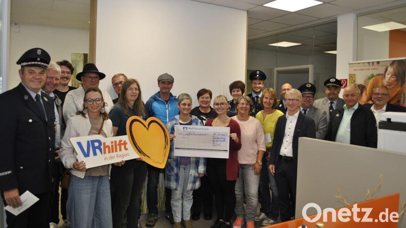Zufriedene Gesichter nach der Spendenübergabe durch die Raiffeisenbank Hirschau eG an Vereine und Organisationen aus dem Geschäftsgebiet Freudenberg. Bild: wfw