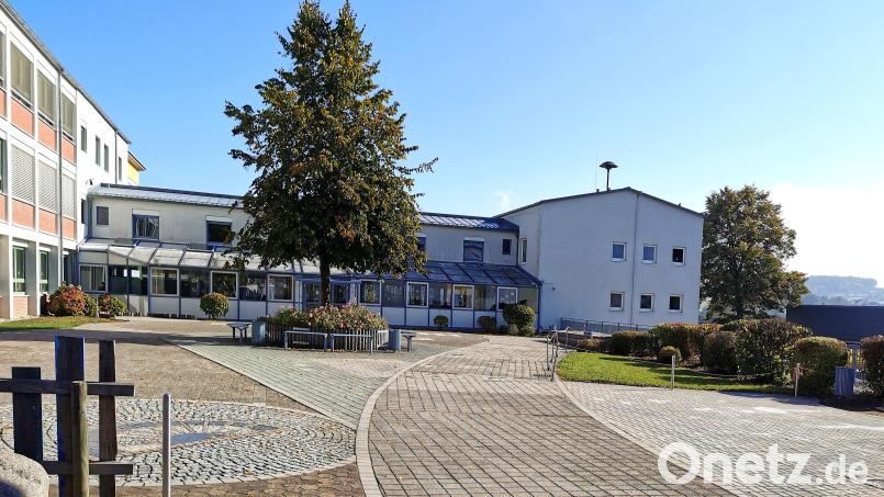 Die Sanierung der Doktor-Eisenbarth-Grundschule mit Neubau für die Ganztagsschule (rechts entlang des Pausenhofs) wird laut Entwurfsplanung mit rund 20 Millionen Euro zu Buche schlagen. Bild: Portner