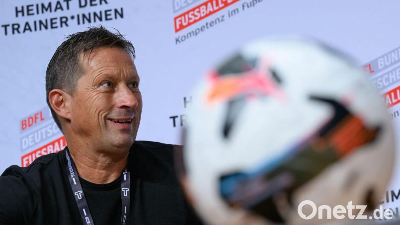 Er arbeitet nun neun Monate als Berater der japanischen Fußball-Liga. Bild: Hendrik Schmidt/dpa