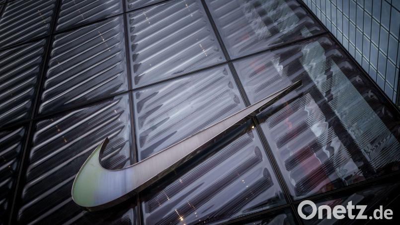 Das Nike-Geschäft erholt sich - doch die Belastung durch die US-Zölle wird größer. (Archivbild) Bild: Michael Kappeler/dpa
