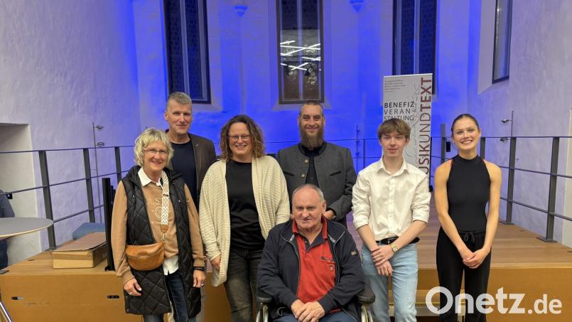 Einen schönen Erlös für das BRK-Seniorenwohn- und Pflegeheim Arche Noah in Nabburg brachte ein Konzert in der Marienkirche. Stehend (von links) Zweite Bürgermeisterin Irene Ehemann, Organisator Wolfgang Goeldner, Heimleiterin Martina Lingl, Johannes Pfeffer (Abteilungsleiter Pflege BRK-Kreisverband) sowie Philipp Rohrer und Marlene Götz und vorne Heimbeirat Anton Herrmann. Bild: Marko Pammer