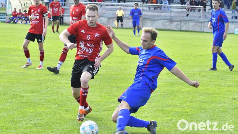 Pascal Gurdan (links) und die DJK Ursensollen treffen am kommenden Sonntag auf den TSV Königstein. Beide Teams liegen mit 22 Punkten auf dem ersten Platz der Kreisliga Süd. Archivbild: Hubert Ziegler