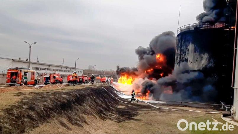 Die Feuerwehr löscht ein in  Brand geratenes Öldepot in Russland. (Archivbild) Bild: Uncredited/Russian Emergency Ministry Press Service/AP/dpa