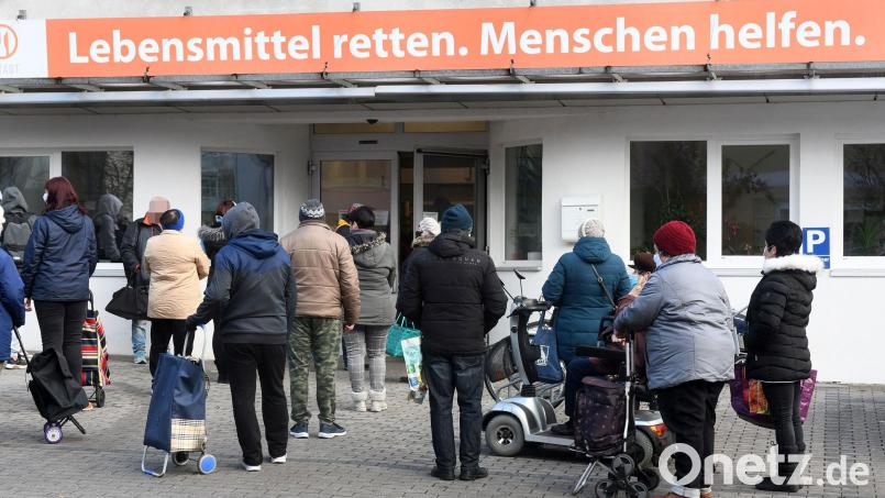 Der Dehner Hilfsfonds hat der Tafel Weiden-Neustadt eine Spende in Höhe von 2.500 Euro überreicht. Archivbild: Gabi Schönberger