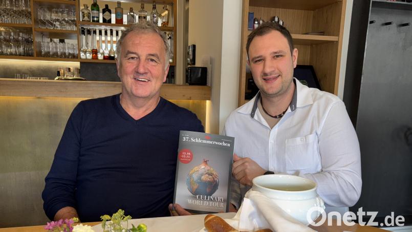 Stolz präsentieren die Mitorganisatoren Hans-Jürgen Nägerl (links) und Peter Pesold zu den 37. Schlemmerwochen das aktuelle Magazin &quot;Culinary World Tour&quot;, das in einer Auflage von 38 000 Stück im ganzen Landkreisn aufliegt. Bild: ge
