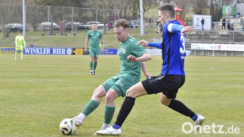Beim letzten Bayernliga-Duell der DJK Gebenbach (links Leon Kipry) und der SpVgg SV Weiden hatten die Weidener die Nase vorne. Am Freitag kommt es am Wasserwerk erneut zum Derby. Archivbild: Hubert Ziegler