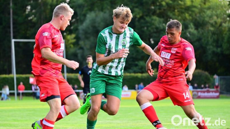 Christian Zimmermann (mi.) und der SV Mitterteich sind am kommenden Wochenende gleich doppelt gefordert. Bild: tsc