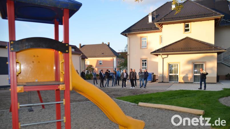 Der Speichersdorfer Bauausschuss hat die Außenanlagen der neuen Kita an der Bayreuther Straße besichtigt. Bild: ak