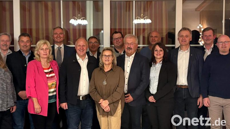 Nach der Nominierung der Stadtratskandidaten (von links): Altbürgermeister Josef Reindl, Manuela Fronhofer, Martin Bergmann, Stefan Haas, Elisabeth Kraus, Harald Schwartz (MdL), Bürgermeister Marcus Eichenmüller, Liborius Gräßmann, Monika Epp, Michael Ott, Fredi Weiß, Armin König, Iris König, Markus Nagler, Lukas Schiffler, Marcus Schwabl, Alexander Wagner und Ortsvorsitzender Thomas Hottner. Bild:  Markus Nagler
