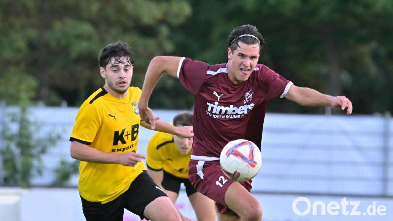 In dieser Szene läuft der FC Amberg ausnahmsweise hinterher: Julius Dobmeier (vorne) und der FC Weiden Ost sind nur einer von vielen Verfolgern des aktuellen Spitzenreiters. Archivbild: Hubert Ziegler