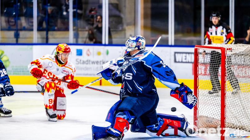 Goalie Michael McNiven (rechts) wird den Blue Devils Weiden nach einer Operation auf unbestimmte Zeit fehlen. Bild: Tobias Neubert