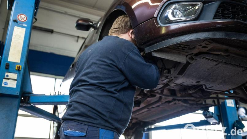 Reparaturen und Wartungen von Autos sind in den vergangenen Jahren deutlich teurer geworden. (Archivbild) Bild: Hannes P. Albert/dpa