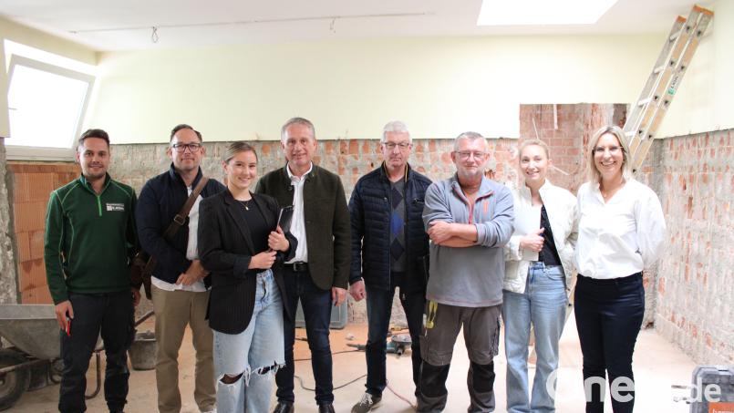 Beim Jour fixe in der Sporthalle Poppenricht besprachen die Verantwortlichen den aktuellen Baufortschritt (von links): Dennis Kohl (Firma E. Kohl Bauunternehmen GmbH), Oliver Pautsch (Firma Tecplan), Christina Eichner B. A. Architektur (Harth + Flierl Architekten GmbH), Bürgermeister Hermann Böhm, Josef Grünwald (ViSoTech GmbH), Josef Ehbauer (Hausmeister), Regina Schatz (Gemeindeverwaltung) und Schulleiterin Janina Schmidt. Bild: Anton Schütz