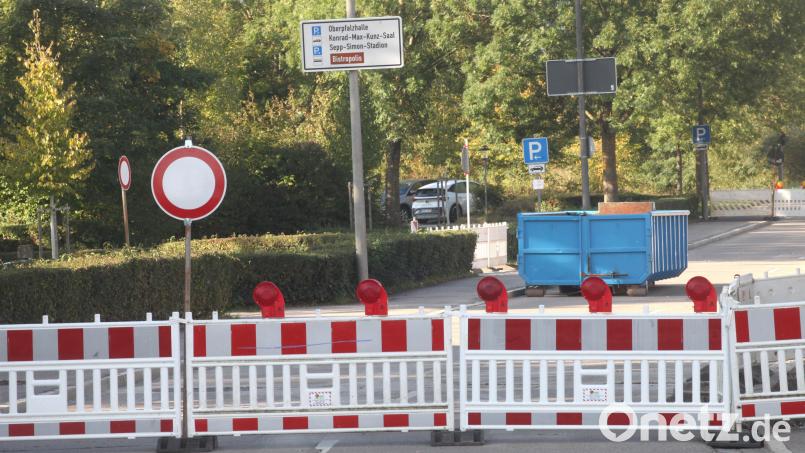 Die Schwimmbadstraße in Schwandorf ist noch einige Wochen gesperrt. Dort finden derzeit Arbeiten an den Gas- und Stromleitungen statt. Bild: Hirsch