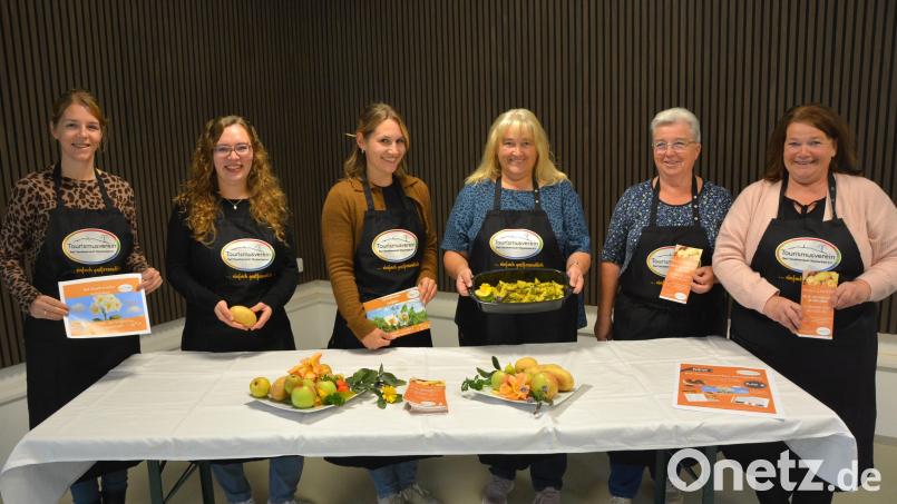 Im Bild sechs der sieben Autorinnen, die für das neue Bad Neualbenreuther Kartoffelbuch verantwortlich sind (von links): Franziska Köhler, Alexandra Fischer, Tanja Saller, Brigitte Meyer, Johanna Weber und Rosi Schmeller. Es fehlt Gäste-Infoleiterin Ursula Stingl. Bild: jr