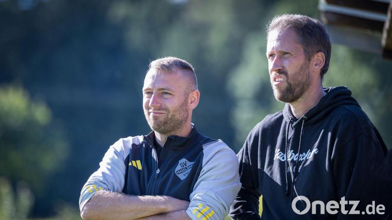 Der Trainer des SV Haselbach, Florian Mulzer (links), und Abteilungsleiter und Co-Trainer Stefan Fischer blicken dem Spitzenspiel gegen den Nachbarn SV Schwandorf/Ettmannsdorf II entgegen. Bild: Günter Uschold