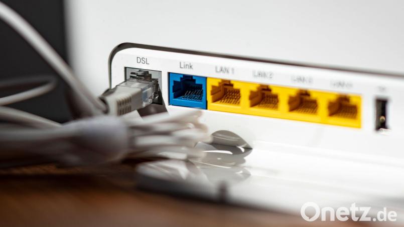Ein LAN-Kabel im Router - in Millionen Haushalten steckt es noch immer in der DSL-Öffnung. Bild: Fabian Sommer/dpa