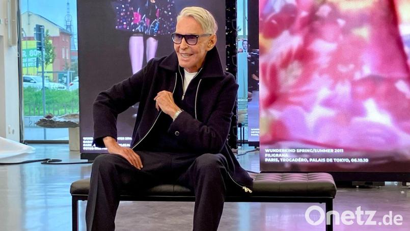 Designer, Maler, Zeichner und Bildhauer - Wolfgang Joop (80) sitzt in der neuen Ausstellung über sein Lebenswerk. Bild: Monika Wendel/dpa