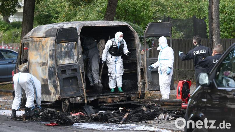 Auch ein Transporter brannte aus. Bild: Felix Hörhager/dpa