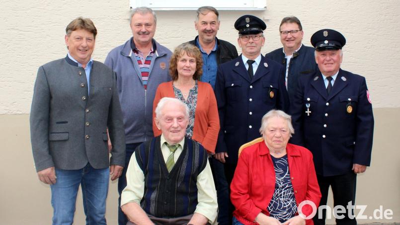 Vertreter der Rottendorfer Vereine sowie Zweiter Bürgermeister Andreas Altmann (links) gratulierten Josef Strobl (Bildmitte mit Ehefrau Anna) zu seinem 90. Geburtstag. Bild: Josef Mutzbauer/exb