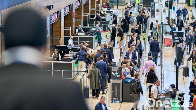 Am Wochenende werden sehr viele Fluggäste am Flughafen Berlin-Brandenburg erwartet. (Archivbild) Bild: Michael Ukas/dpa