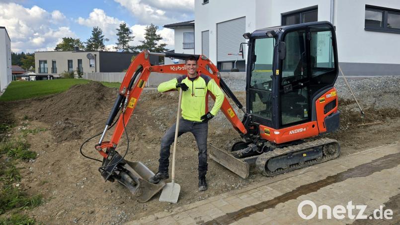 Jungunternehmer Moses Dick und sein Team sind in der Zeit zwischen Frühjahr und Herbst vorwiegend damit beschäftigt, neue Gärten anzulegen und andere Außenbereiche, wie etwa Terrassen, zu gestalten. Bild: lnz