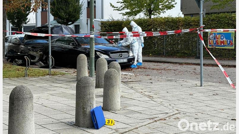 Beamte der Spurensicherung sind neben zwei ausgebrannten Autos im Einsatz. Die Polizei bittet um Zeugenhinweise. Bild: Roland Freund/dpa