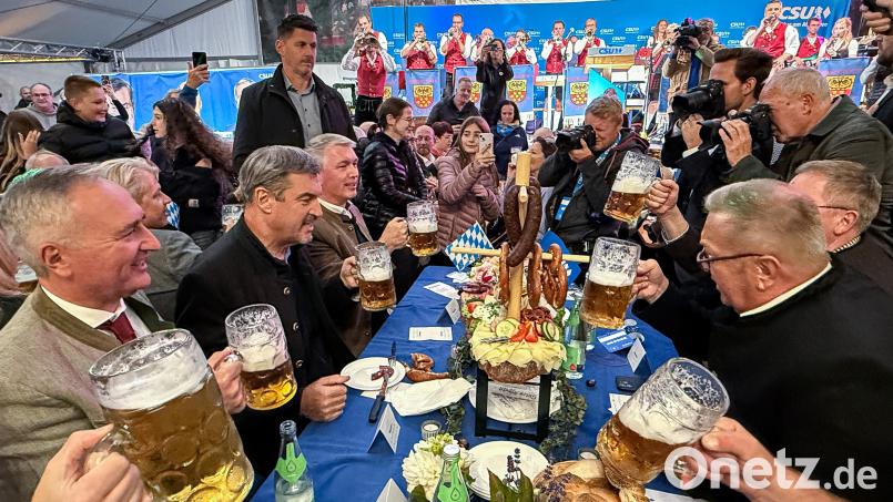 Bayerisches Lebensgefühl inhaliert: Die lokale CSU-Polit-Prominenz prostet ihrem Ministerpräsidenten Markus Söder im Festzelt der Amberger Dult zu. Auf der Bühne spielt die Seubersdorfer Blaskapelle. Bild: Stephan Huber