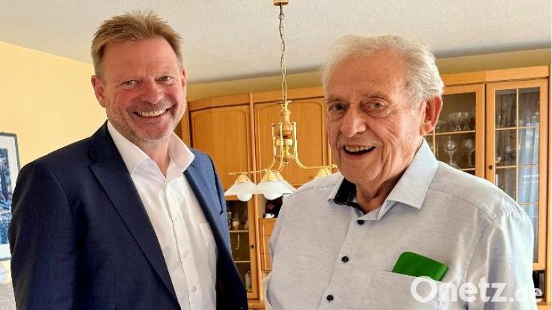 Freudenbergs Bürgermeister Alwin Märkl gratuliert Herbert Bernet zum 85. Geburtstag. Bild: Gemeinde Freudenberg