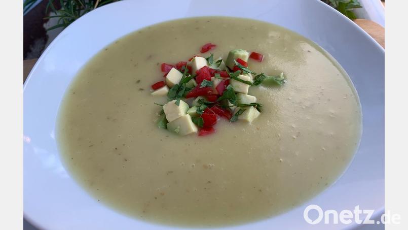 Die Kartoffelsuppe wird gekrönt von einer Tomaten-Avocado-Mischung. Bild: Michael Schiffer